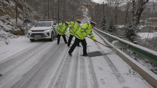 甘肃崇信县降雪 多部门联动保障道路安全畅通